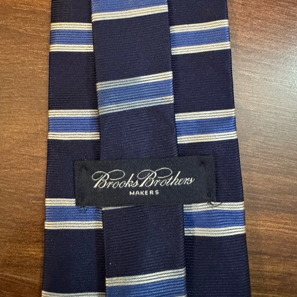 BROOKS BROTHERS Makers Elegant Silk Navy and Silver Striped Men's Tie - Picture 3 of 9